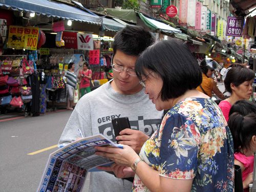 图2-5:法轮功学员向民众讲真相及征集声援诉江的签名。