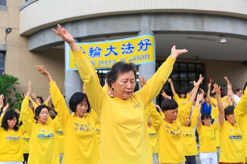 图1-3:二零一五年八月十六日,来自南台湾二百多个炼功点的辅导员在嘉义市劳工育乐中心一起晨炼。