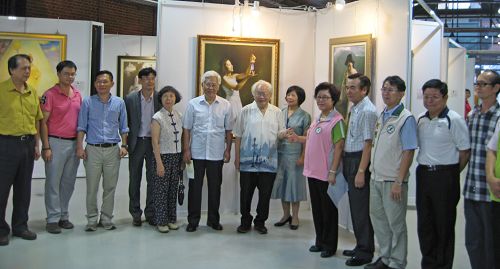 图1二零一五年八月十九日真善忍国际美展开幕,多位艺文界、学界、政界人士共同揭幕。
