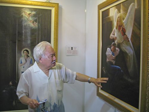 图3知名画家侯寿峰正在欣赏画作《流离失所》,并赞扬画作构图取材强,艺术性很高。