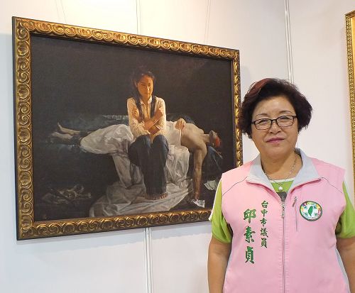 图7台中市议员邱素贞认为真善忍美展是让人向上的力量,能净化心灵。