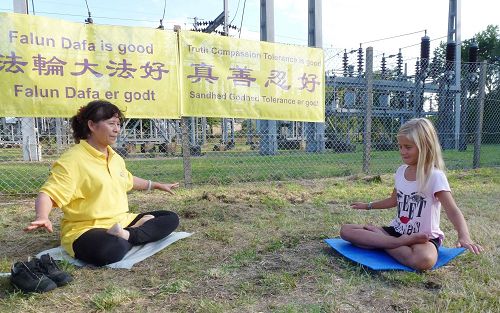 图1-4:法轮功学员在丹麦文化大聚会上传播法轮功的美好,学功者洛泽不决。