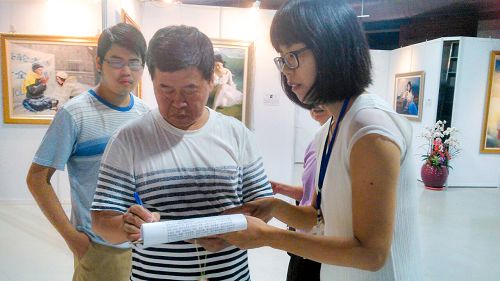 图说5 6 7 台中市民在“刑事举报江泽民”联署书上签名,希望能共同制止这场对法轮功的迫害。