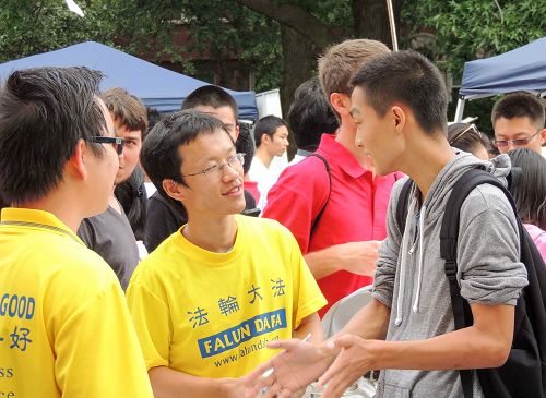 二零一五年八月二十三日,伊利诺伊大学香槟分校法轮大法社团参加了该校新生入学季的社团招新(Quad Day)活动,传播法轮功的真相。