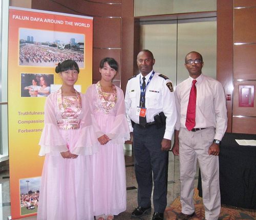图1:约克警察局督察长Ricky Veerappan(右二)和警务软件开发者Ian Mcgowan先生(右一)与法轮功学员合影