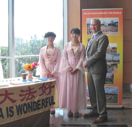 图2:安省警务委员会协会执行长Fred Kaustinen(右一)说:“任何人或群体都不应该因为他们的信仰而被迫害。”