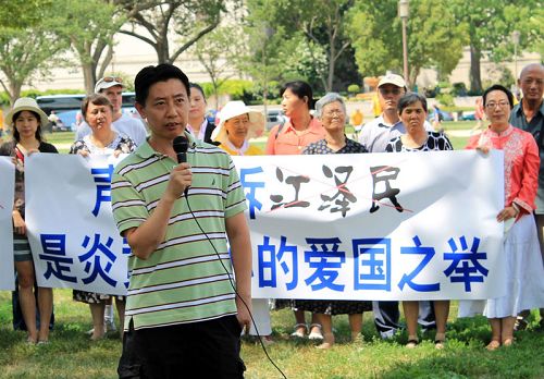 图7:中国问题专家贺斌表示,数以十万计的民众起诉控告江泽民,江泽民上演“过街老鼠”现实版,他走到今天这一步,也正是善恶有报的天理再现。