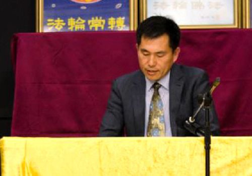 图2-6:在法会上,学员交流了他们在做好“三件事”过程中的修炼心得体会。