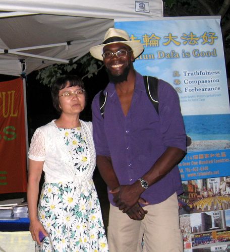 图12:多伦多市大学生Christopher Munroe(右)说:“下一次活动你们将看到一个黑人会加入到你们的队伍中来!”