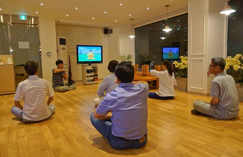 图1-4:韩国天梯书店举办的法轮大法九天学习班,参加的新学员都很认真学炼,他们大多感受到身体发生的神奇变化。