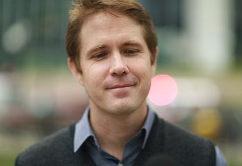 图:二零一五年五月中旬,本·史密斯到纽约参加庆祝法轮大法传世二十三周年系列活动,他分享了自己修炼大法的美好经历。