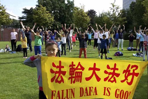 图1:每天下午,所有的大法小弟子到距离住处不远的城市公园集体炼动功。