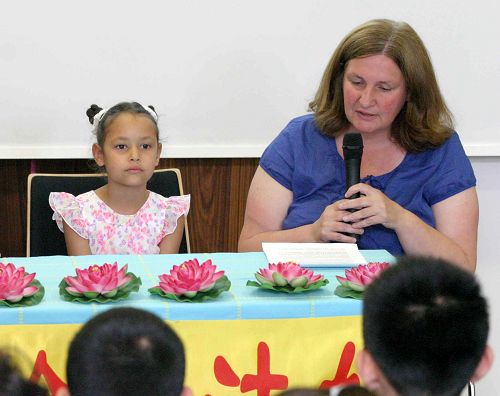 图3:六岁的Elida在大法小弟子修炼心得交流会上交流了放弃执着的经历。