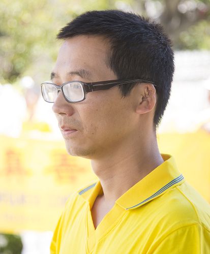 从大学时代就开始修炼法轮功的李骏,遭到中共严重迫害,左耳耳廓因遭受酷刑严重变形,听力受到损害