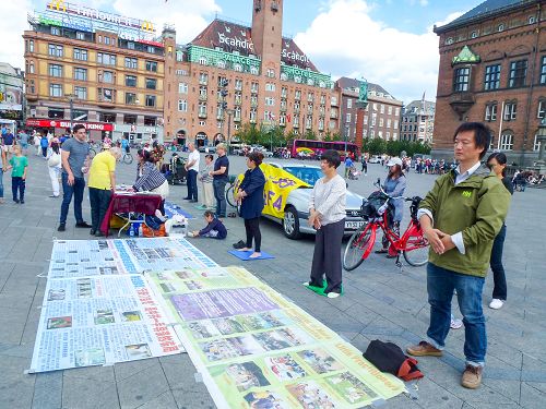 图1:法轮功学员在丹麦首都根本哈根市政厅广场举办征签活动,传播和声援“起诉江泽民”的大潮。