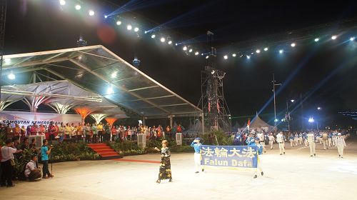 天国乐团参加雪兰莪州国庆庆典游行。图为在庆典活动主持人的介绍下,天国乐团行进经过贵宾台。
