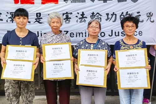 香港又有二十六位法轮功学员及家属,递状诉江。图为部分学员合影。