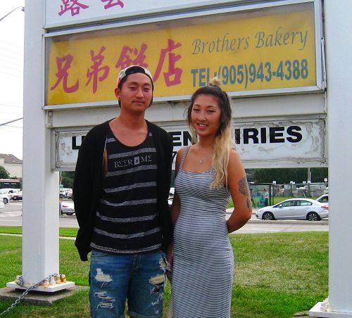 西安大略大学大学生Jane Mun(右)和百年理工学院大学生John Kang(左)