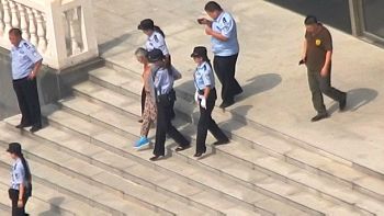 非法庭审结束,文杰被法警带出法院。