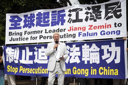 图9:医生反对强摘器官组织(简称DAFOH)美西地区的代表丘吉尔医生(Dana Churchill)。