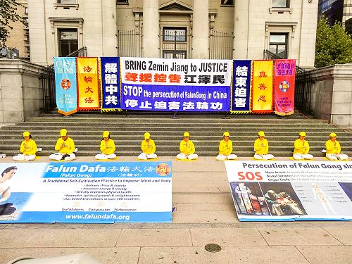 图1:温哥华法轮功学员在温哥华市中心举行集会