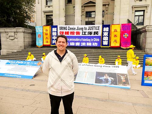 图4:Steven Cock 先生说法轮功学员当天的反迫害活动使他印象深刻