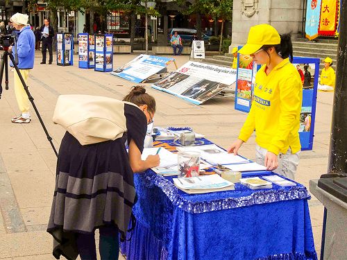 图5-7:民众了解真相和签名支持控告迫害法轮功元凶江泽民