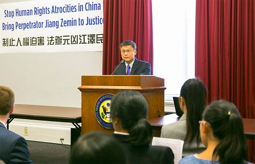 图3:华盛顿DC法轮大法学会发言人Frank Lee表示,诉江也是在给被中共的谎言宣传所欺骗的中国民众一个真正了解法轮功的机会。
