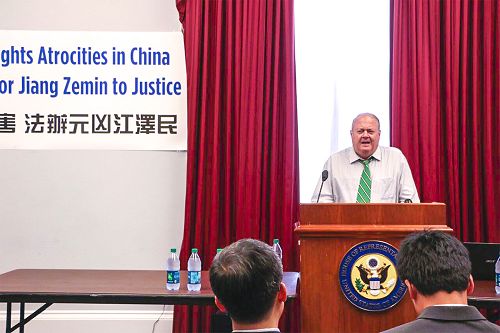 图5:美国资深律师马丁·麦克马洪(Martin McMahon)认为,法轮功学员一直用和平的方式讲述迫害,这就是正确的方法。他认为,投诉,说话,讲真相,让世人知道法轮功学员所遭受的迫害和所经历的故事,才会有改变。