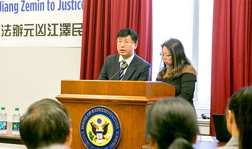 图8:在中国大陆因遭受迫害而被迫来到美国的法轮功学员张慧东在研讨会上讲述全家受迫害的经历。