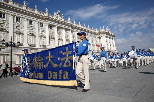 二零一四年十月四日欧洲法会期间,西班牙马德里游行队伍中的天国乐团