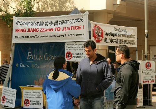图2-5:部分西澳法轮功学员在珀斯市中心传播法轮功的真相,同时征集签名制止中共活摘器官恶行。