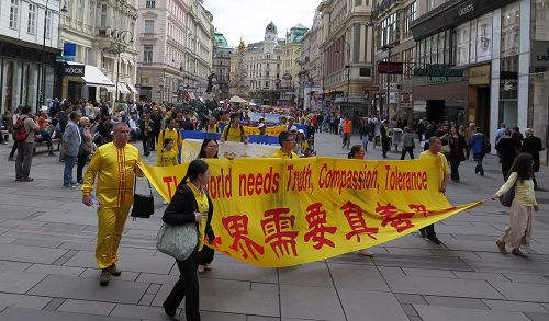图4-8:部分欧洲聚集在奥地利首都维也纳,举行了声援中国大陆法轮功学员的诉江大潮的盛大游行