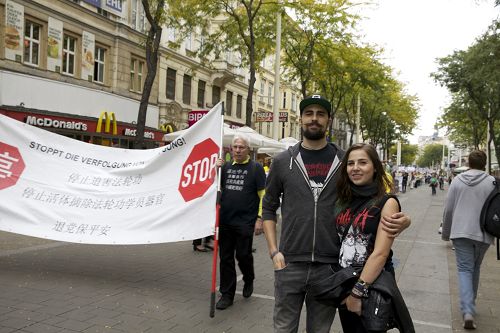 图13:维也纳大学生Thomas Kunyik和Melanie Schlemmer认为游行内容很新颖,他们都觉得应该起诉江泽民