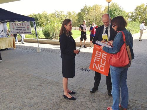 图6:教师尚塔尔(Chantal)女士,阅读了解真相后专门赶回来签字谴责迫害