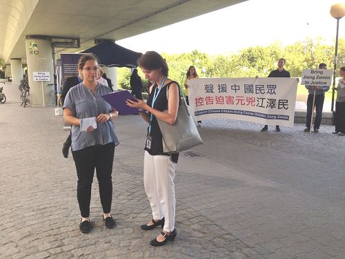 图11:在联合国工作的俄罗斯女士卡蒂亚(Katia)正在签名谴责中共活摘罪恶