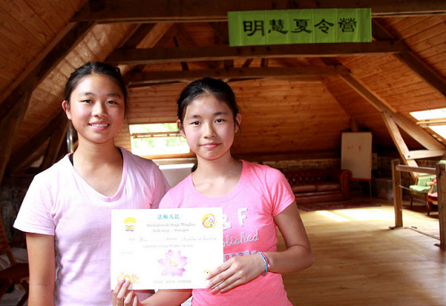 Aurélie(右)与姐姐Laurène(左)合影