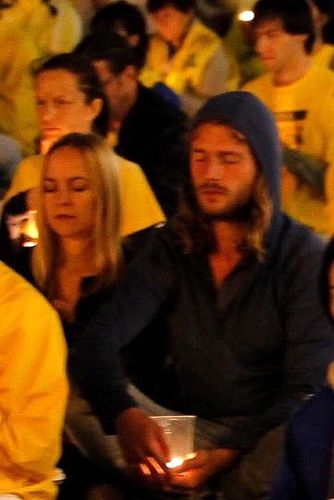 图4:奥地利大学生Michael Hofer和Julia Gegenhuber走进烛光场地,和法轮功学员坐在一起,表达他们的支持。