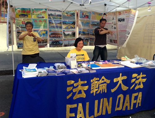 图1:法轮功学员在旧金山中国城中秋街会设立摊位,传播法轮功的真相。
