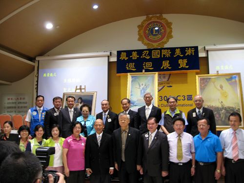 图1:国际狮子会300-C3区总监萧文龙(前右四)、前总监许天升(后右一)、施淑美(后左四)、立委王惠美(前左五)、彰化市市长邱建富(前右三)、彰化县府参议戴瑞文、秀水乡乡长梁祯祥(前右一)、溪湖镇镇长杨福建(前右二)为在美展开幕仪式合影。
