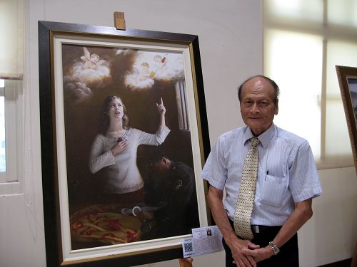 图6:资深画家林俊寅与美展画作合影。