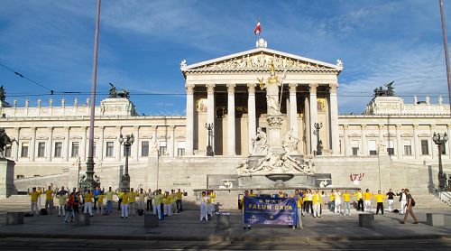 二零一五年九月十九日星期六,部分欧洲法轮功学员在奥地利国会大厦(The Austrian Parliament)前集体炼功