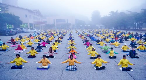 法会当天凌晨,学员们在集体炼功。