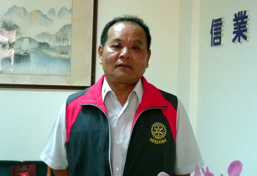 台东东区扶轮社长钟春亨说,把恶首江泽民绳之以法,才会让世界更美好。