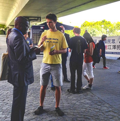 二零一五年九月十八日,迈可尔在维也纳联合国城外向路过的联合国工作人员讲真相、征签