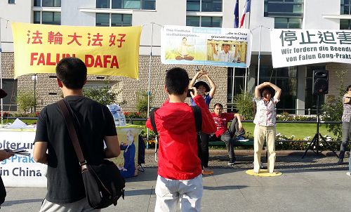 图3:经常有中国游客从远处或在展台和横幅前拍照