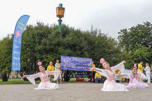 图5-9:第十六届俄罗斯法会期间,法轮功学员在圣彼得堡几个主要广场举行了讲真相活动