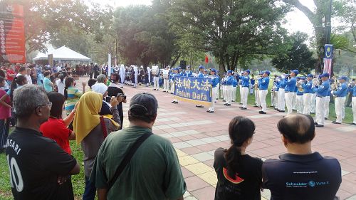 图1:法轮功团体受邀出席为大会演奏多首曲目,包括演奏国歌为当天的活动拉开序幕。