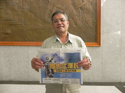 图1:嘉义县议员蔡鼎三在临时会议开议之前,率先签下刑事举报书,并呼吁大家要共同努力,制止迫害