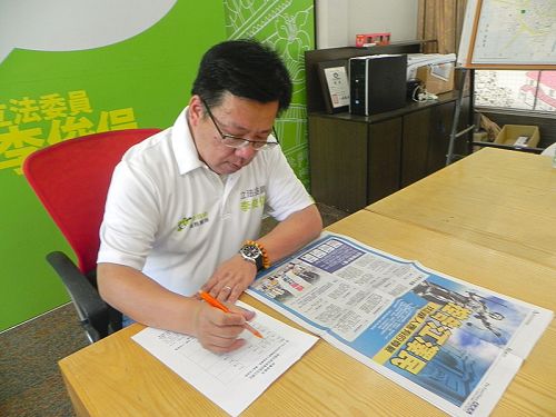 图2:立法委员李俊俋热烈支持诉江大潮,联署举报江泽民罪行。